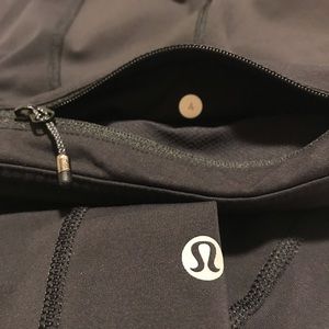 🍋Lululemon solid black run inspire crop size 4